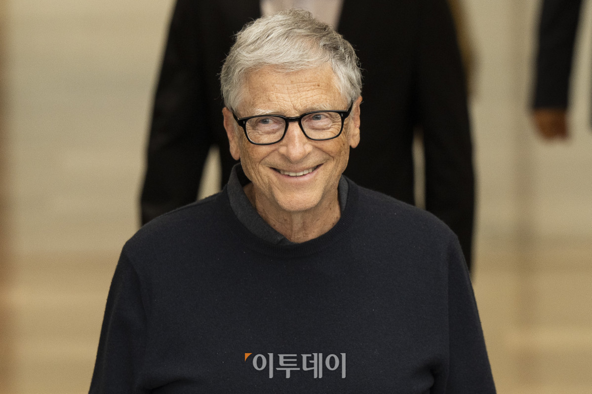 ▲빌 게이츠 마이크로소프트 창업자이자 게이츠 재단 이사장이 20일 서울 강서구 서울김포비즈니스항공센터(SGBAC)를 통해 입국하고 있다. 2022년 이후 약 3년 만에 한국을 방문한 빌 게이츠는 김민석 총리와의 만남과 예능 프로그램 '유퀴즈' 출연, 국회 간담회, 제약·바이오 업계와 협력 방안 모색 등 일정을 소화할 예정이다. 조현호 기자 hyunho@