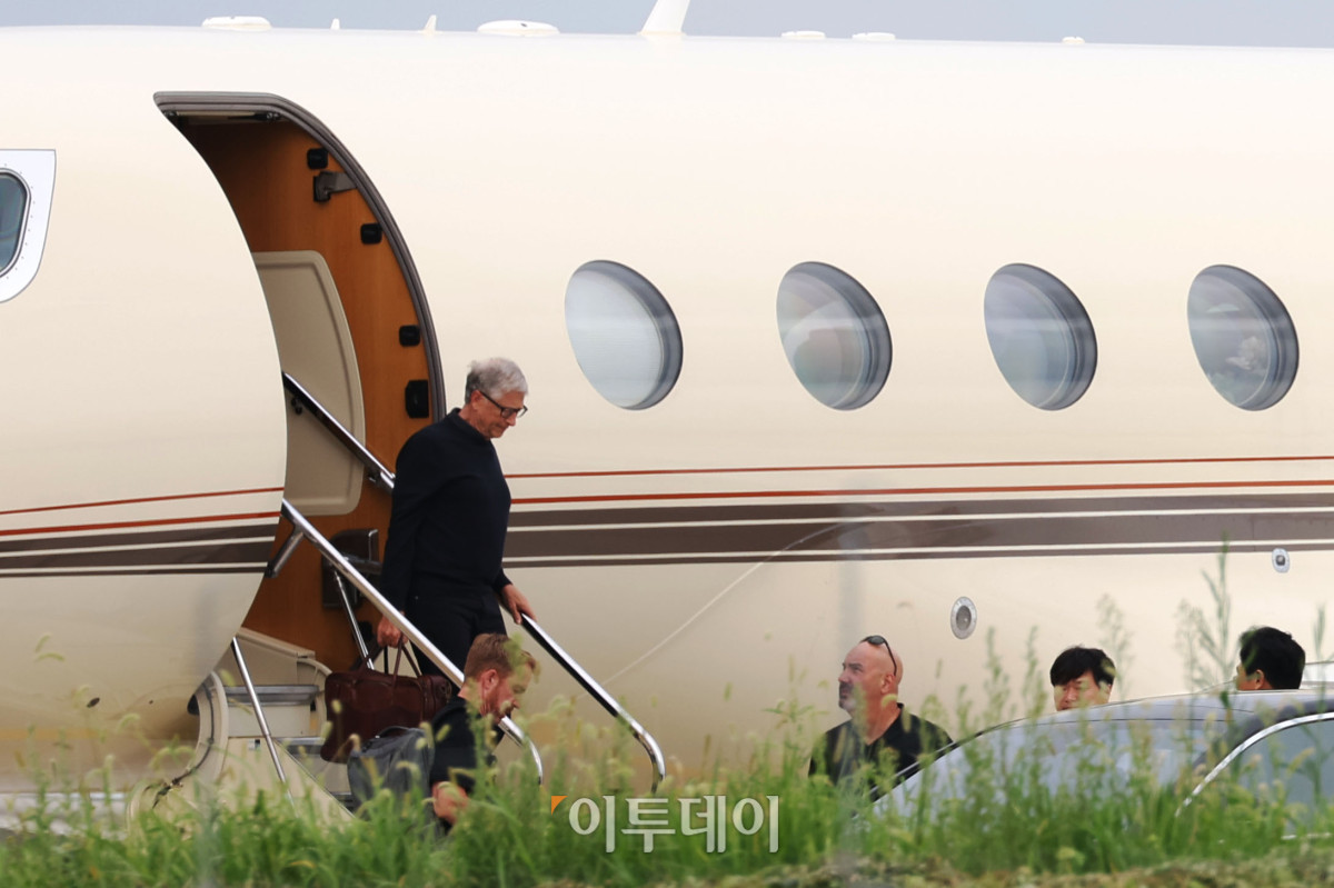 ▲빌 게이츠 마이크로소프트 창업자이자 게이츠 재단 이사장이 20일 서울 강서구 서울김포비즈니스항공센터(SGBAC)를 통해 입국하고 있다. 2022년 이후 약 3년 만에 한국을 방문한 빌 게이츠는 김민석 총리와의 만남과 예능 프로그램 '유퀴즈' 출연, 국회 간담회, 제약·바이오 업계와 협력 방안 모색 등 일정을 소화할 예정이다. 조현호 기자 hyunho@