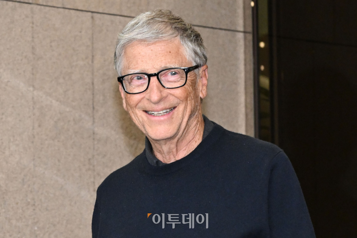 ▲빌 게이츠 마이크로소프트 창업자이자 게이츠 재단 이사장이 20일 서울 강서구 서울김포비즈니스항공센터(SGBAC)를 통해 입국하고 있다. 2022년 이후 약 3년 만에 한국을 방문한 빌 게이츠는 김민석 총리와의 만남과 예능 프로그램 '유퀴즈' 출연, 국회 간담회, 제약·바이오 업계와 협력 방안 모색 등 일정을 소화할 예정이다. 조현호 기자 hyunho@