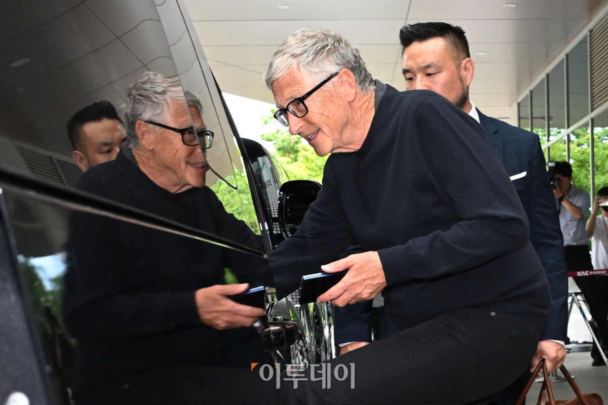 ▲빌 게이츠 마이크로소프트 창업자이자 게이츠 재단 이사장이 20일 서울 강서구 서울김포비즈니스항공센터(SGBAC)를 통해 입국하고 있다. 2022년 이후 약 3년 만에 한국을 방문한 빌 게이츠는 김민석 총리와의 만남과 예능 프로그램 '유퀴즈' 출연, 국회 간담회, 제약·바이오 업계와 협력 방안 모색 등 일정을 소화할 예정이다. 조현호 기자 hyunho@