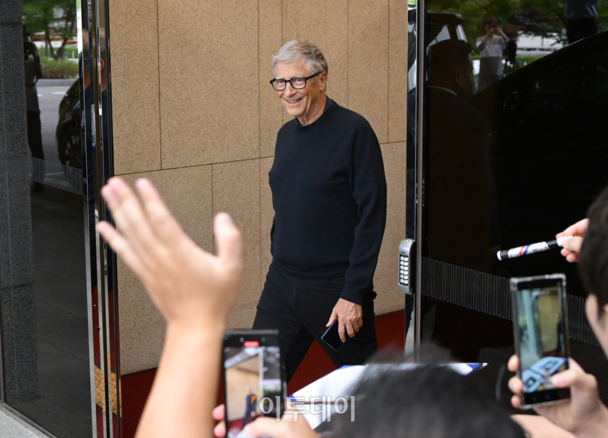 ▲빌 게이츠 마이크로소프트 창업자이자 게이츠 재단 이사장이 20일 서울 강서구 서울김포비즈니스항공센터(SGBAC)를 통해 입국하고 있다. 2022년 이후 약 3년 만에 한국을 방문한 빌 게이츠는 김민석 총리와의 만남과 예능 프로그램 '유퀴즈' 출연, 국회 간담회, 제약·바이오 업계와 협력 방안 모색 등 일정을 소화할 예정이다. 조현호 기자 hyunho@