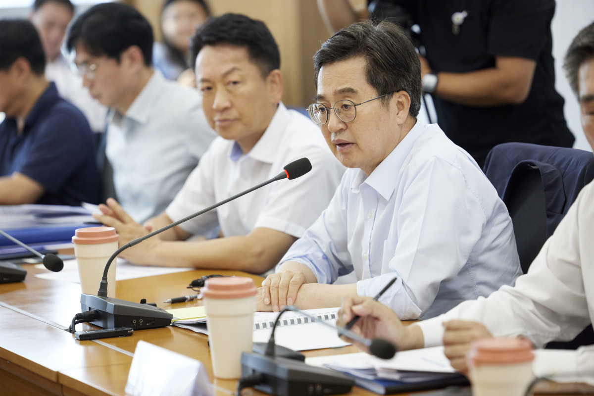 ▲김동연 경기도지사가 20일 평택항 마린센터에서 업계 관계자들과 간담회를 열고 중소기업 지원 방안을 논의하고 있다. (경기도)