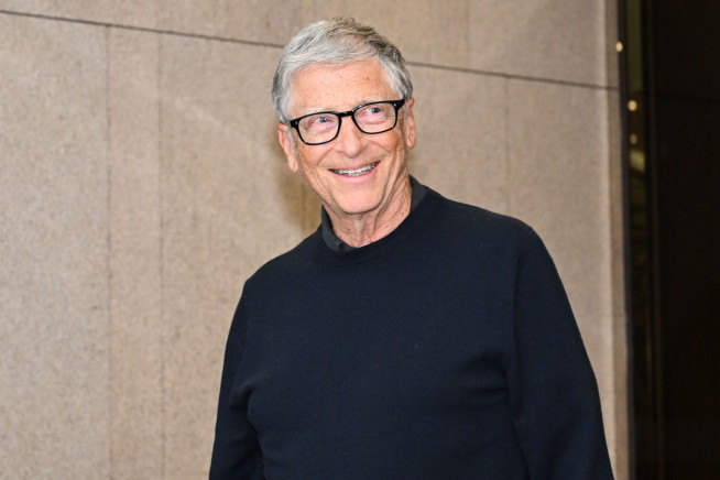 ▲ 빌 게이츠 게이츠재단 이사장이 20일 서울김포비즈니스항공센터를 통해 입국해 차량으로 향하고 있다. (연합뉴스)