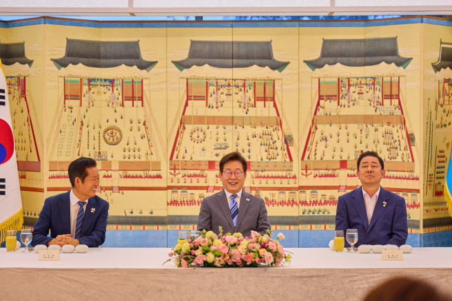 ▲이재명 대통령이 20일 서울 한남동 관저에서 더불어민주당 정청래 대표, 김병기 원내대표 등 지도부와 만찬을 하고 있다.  (연합뉴스)