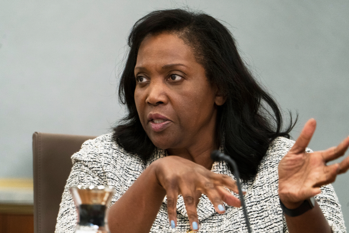 ▲리사 쿡 미국 연방준비제도(Fed·연준) 이사가 2022년 9월 23일 워싱턴D.C.에서 대화를 나누고 있다.  (워싱턴D.C./AP연합뉴스)