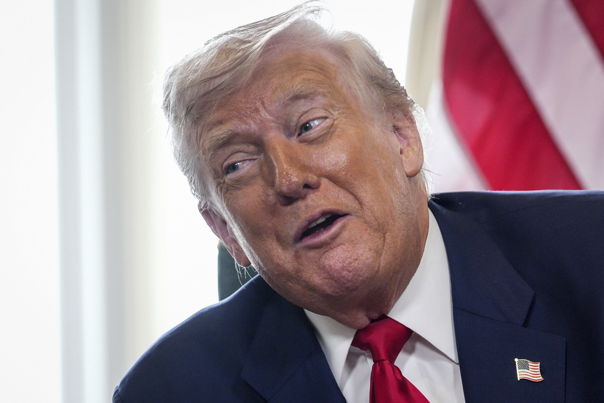 ▲도널드 트럼프 미국 대통령이 지난달 28일 스코틀랜드 턴베리에서 키어 스타머 영국 총리와 대화하고 있다.  (턴베리(영국)/AP연합뉴스)