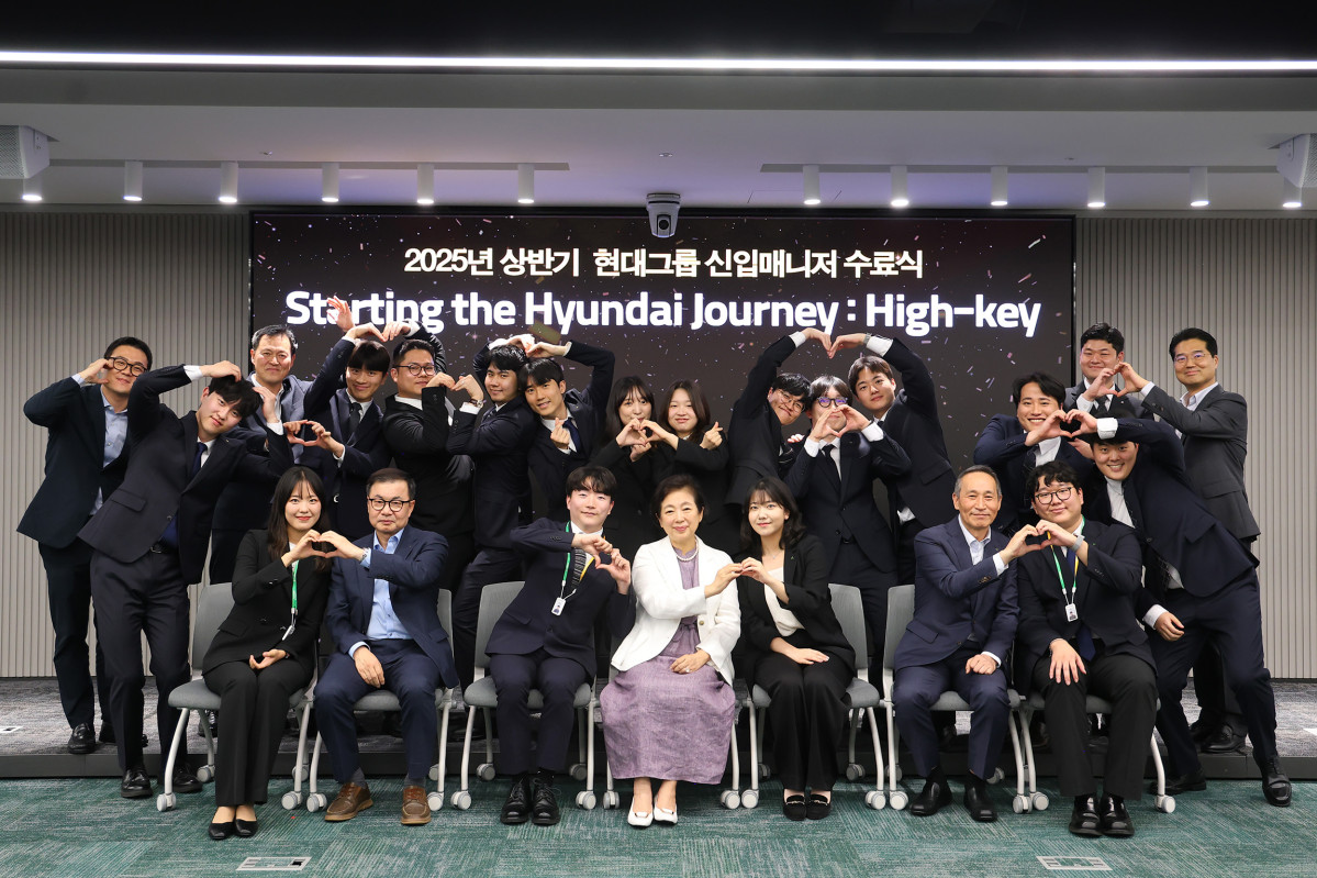 ▲현정은 현대그룹 회장이 신입 매니저 교육수료식에 참석해 기념촬영을 하고 있다. (사진제공=현대그룹)