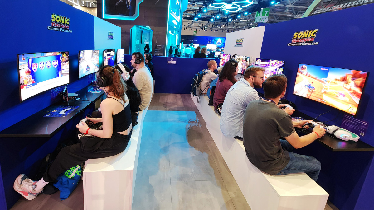 ▲독일 쾰른 '게임스컴 2025' 세가 부스에서 삼성디스플레이 QD-OLED가 탑재된 모니터로 신작 게임을 체험하는 관람객의 모습 (사진제공-삼성디스플레이)