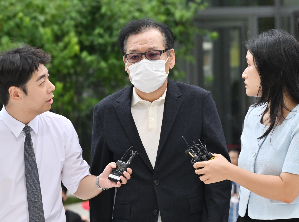 ▲ 건진법사 전성배 씨가 18일 민중기 특별검사팀 사무실이 마련된 서울 종로구 KT 광화문빌딩 웨스트로 들어가고 있다.    (연합뉴스)