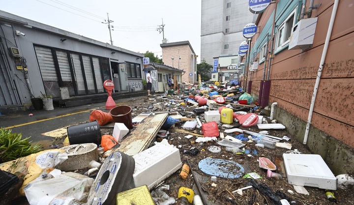 ▲전남 함평군 함평읍 함평천지전통시장 인근 길목이 폭우에 떠내려 온 폐기물로 막혀 있다. (사진제공=뉴시스)