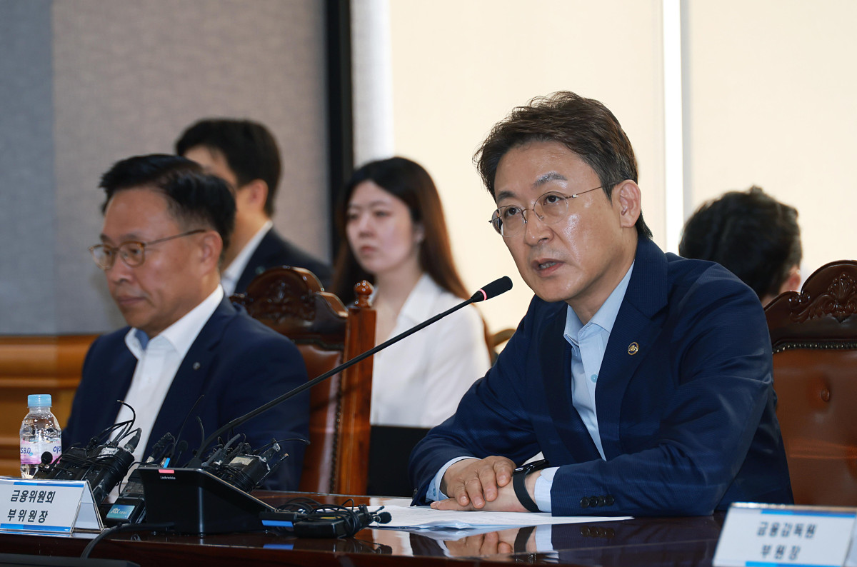 ▲권대영 금융위원회 부위원장이 21일 오전 서울 중구 은행회관에서 5대 시중은행, 정책금융기관 등과 개최한 석유화학 사업재편을 위한 간담회에서 석유화학산업의 현황과 업계의 사업재편방향을 공유하고, 금융지원에 대한 원칙을 논의했다 (사진제공=금융위)