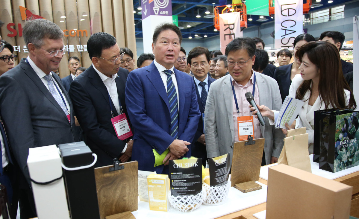 ▲지난해 9월 12일 최태원 대한상공회의소 회장(왼쪽 세번째)과 얀 페터리 발케넨더 네덜란드 전 총리(왼쪽 첫번째)가 '제1회 대한민국 사회적 가치 페스타' 전시장을 둘러보고 있다. (사진제공-대한상공회의소)