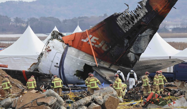 ▲제주항공 여객기 참사와 관련해 구조 요원들이 현장 잔해 주변에서 구조 작업에 나선 모습이 포착됐다. (사진제공=뉴시스)