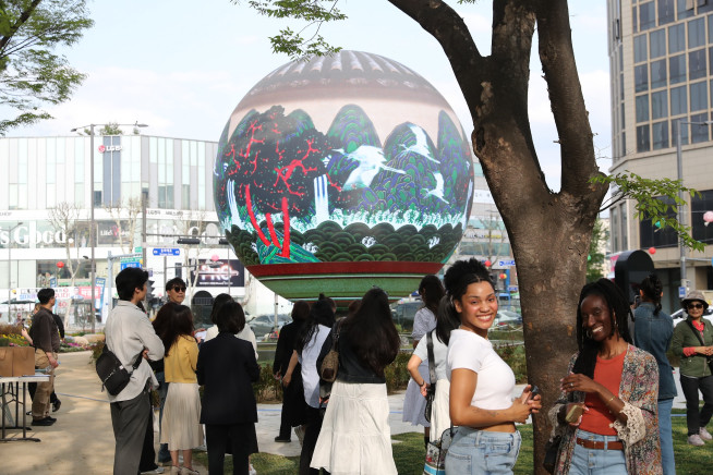 ▲'더 스피어'를 관람 중인 외국인 관광객 모습.  (사진제공=송파구)