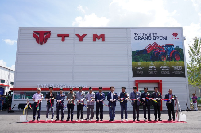 ▲20일 TYM 영남 플라자 오픈 행사에서 김도훈 TYM 대표이사와 임직원, 최병천 동명농협 조합장, 김희산 영남자재유통센터장 등 지역 인사들이 테이프 커팅식을 하고 있다. (사진제공=TYM)