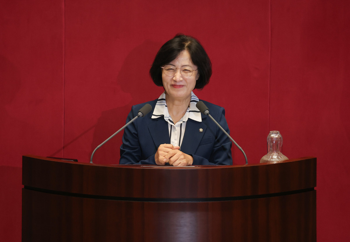 ▲21일 서울 여의도 국회 본회의에서 법제사법위원회 위원장으로 선출된 더불어민주당 추미애 의원이 당선 인사를 하고 있다. (연합뉴스)