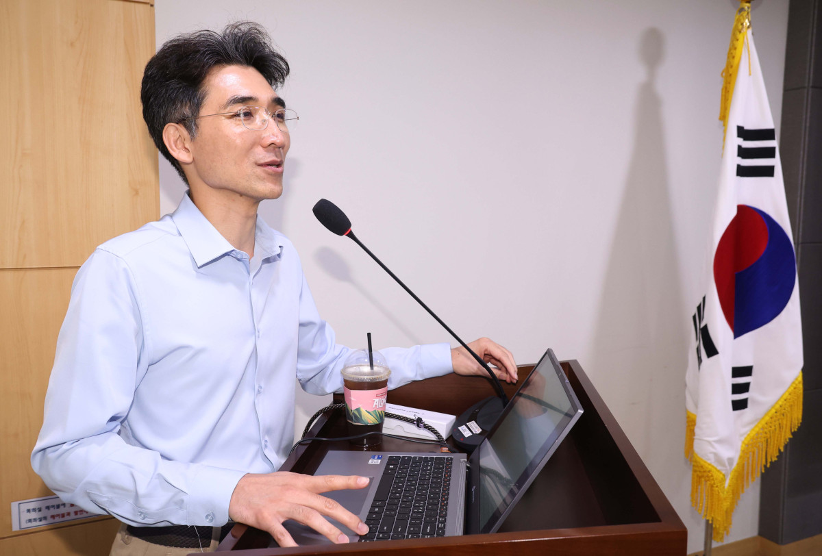 ▲국정기획위원회 자문위원인 강형구 한양대 교수가 21일 오전 서울 여의도 국회 의원회관 간담회의실에서 열린 '민생경제와 혁신성장 포럼, 디지털자산과 스테이블코인 정책 어떻게 추진해야 하나?' 세미나에서 강연을 하고 있다. (사진=뉴시스)