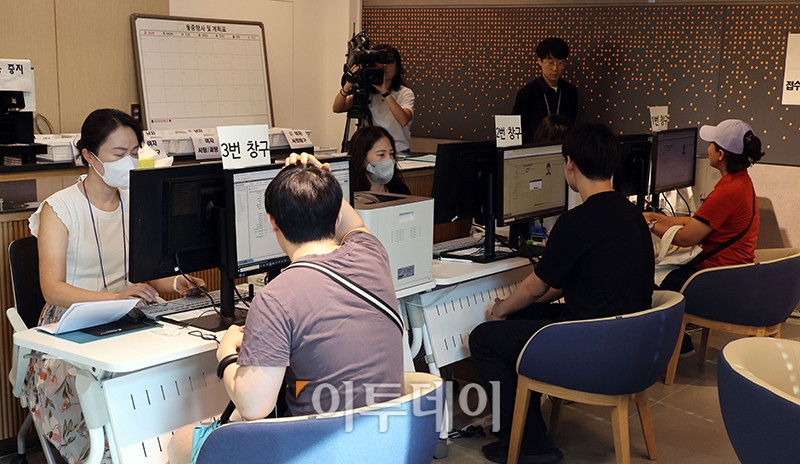 ▲2026학년도 수능 응시원서 접수가 시작된 21일 서울 양천구 강서양천 교육지원청에서 수험생들이 접수를 하고 있다. 응시원서는 다음 달 5일까지 12일간(토·일요일 제외) 매일 오전 9시∼오후 5시 전국 85개 시험지구 교육지원청과 일선 고등학교를 통해 접수할 수 있다. 올해부터는 전국 17개 시도에 수능원서 온라인 사전입력 시스템이 전면 도입돼 내달 4일 오후 6시까지 수험생은 온라인 사전입력 누리집(mycsat.re.kr)에서 본인의 응시 정보를 직접 입력할 수 있다. 사진공동취재단