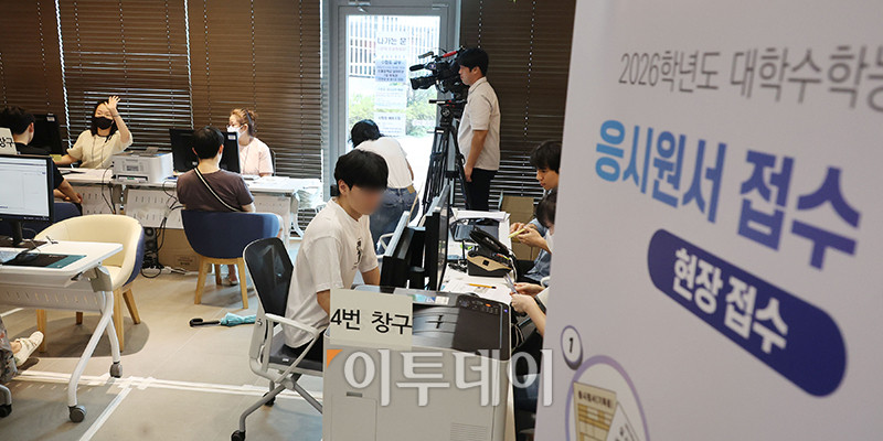 ▲2026학년도 수능 응시원서 접수가 시작된 21일 서울 양천구 강서양천 교육지원청에서 수험생들이 접수를 하고 있다. 응시원서는 다음 달 5일까지 12일간(토·일요일 제외) 매일 오전 9시∼오후 5시 전국 85개 시험지구 교육지원청과 일선 고등학교를 통해 접수할 수 있다. 올해부터는 전국 17개 시도에 수능원서 온라인 사전입력 시스템이 전면 도입돼 내달 4일 오후 6시까지 수험생은 온라인 사전입력 누리집(mycsat.re.kr)에서 본인의 응시 정보를 직접 입력할 수 있다. 사진공동취재단