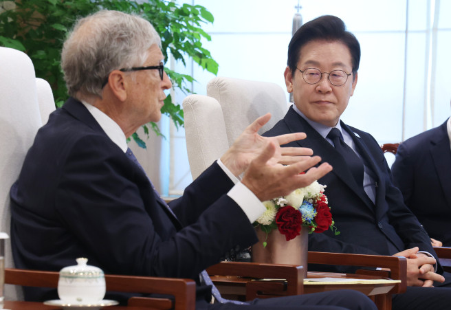 ▲이재명 대통령이 21일 용산 대통령실에서 빌 게이츠 게이츠재단 이사장의 발언을 듣고 있다. (연합뉴스)