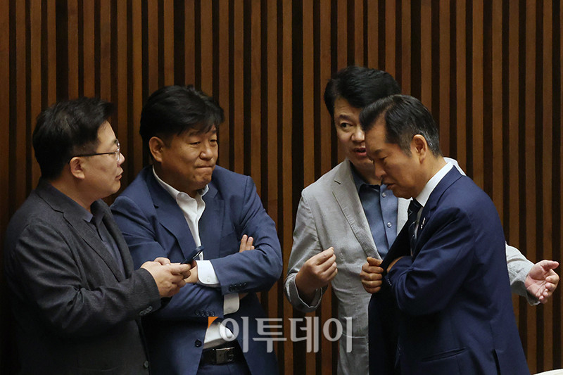 ▲정청래 더불어민주당 대표가 21일 서울 여의도 국회에서 열린 본회의에서 동료 의원들과 대화하고 있다. 고이란 기자 photoeran@