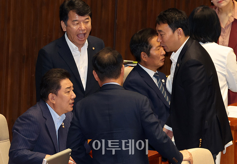 ▲김병기(왼쪽) 더불어민주당 대표가 21일 서울 여의도 국회에서 열린 본회의에서 김용민 의원을 비롯한 동료 의원들과 대화하고 있다. 고이란 기자 photoeran@