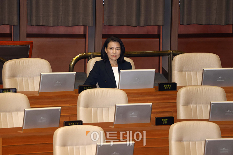 ▲이진숙 방송통신위원장이 21일 서울 여의도 국회에서 열린 본회의에 참석하고 있다. 고이란 기자 photoeran@