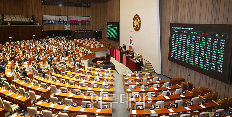▲21일 서울 여의도 국회에서 열린 본회의에서 방송문화진흥회법 일부개정법률안이 국민의힘 의원들이 불참한 가운데 통과되고 있다. 고이란 기자 photoeran@