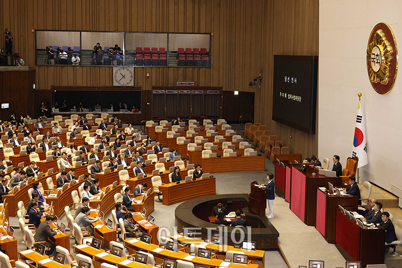 ▲추미애 더불어민주당 의원이 21일 서울 여의도 국회에서 열린 본회의에서 법제사법위원장으로 선출된 후 당선 인사를 하고 있다. 고이란 기자 photoeran@