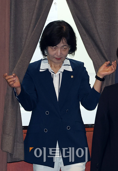 ▲추미애 더불어민주당 의원이 21일 서울 여의도 국회에서 열린 본회의에서 법제사법위원장 보궐선거 투표를 하고 있다. 고이란 기자 photoeran@