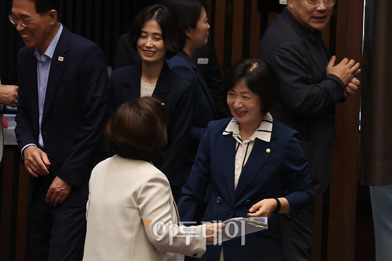 ▲추미애 더불어민주당 의원이 21일 서울 여의도 국회에서 열린 본회의에서 법제사법위원장 보궐선거 투표를 마치고 웃음을 짓고 있다. 고이란 기자 photoeran@