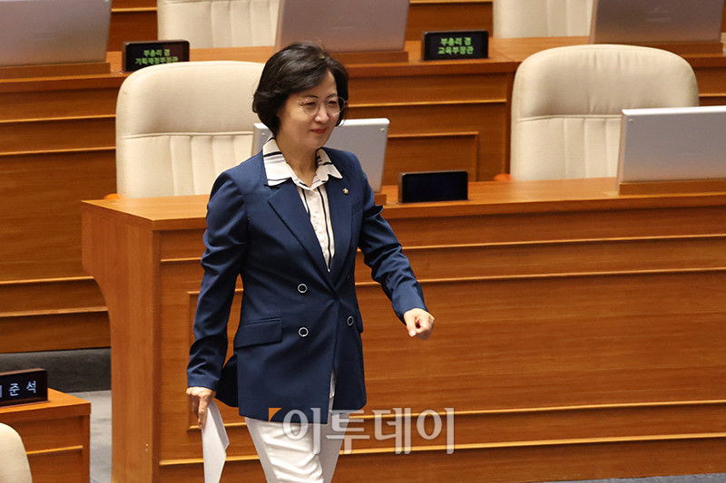 ▲추미애 더불어민주당 의원이 21일 서울 여의도 국회에서 열린 본회의에서 법제사법위원장으로 선출된 후 당선 인사를 하기 위해 자리를 옮기고 있다. 고이란 기자 photoeran@