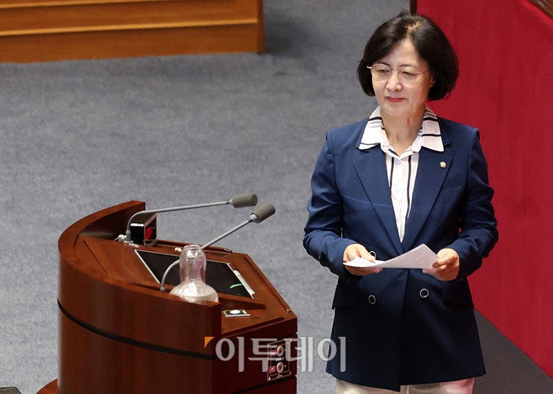 ▲추미애 더불어민주당 의원이 21일 서울 여의도 국회에서 열린 본회의에서 법제사법위원장으로 선출된 후 당선 인사를 하기 위해 자리를 옮기고 있다. 고이란 기자 photoeran@