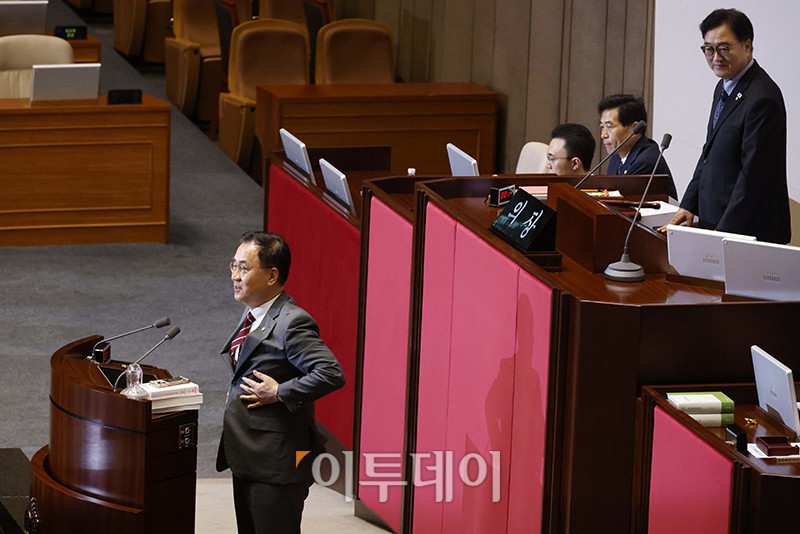 ▲21일 서울 여의도 국회에서 열린 본회의에서 한국교육방송공사법 일부개정법률안이 상정되자 최형두 국민의힘 의원이 무제한토론(필리버스터)을 시작하고 있다. 오른쪽은 우원식 국회의장. 고이란 기자 photoeran@