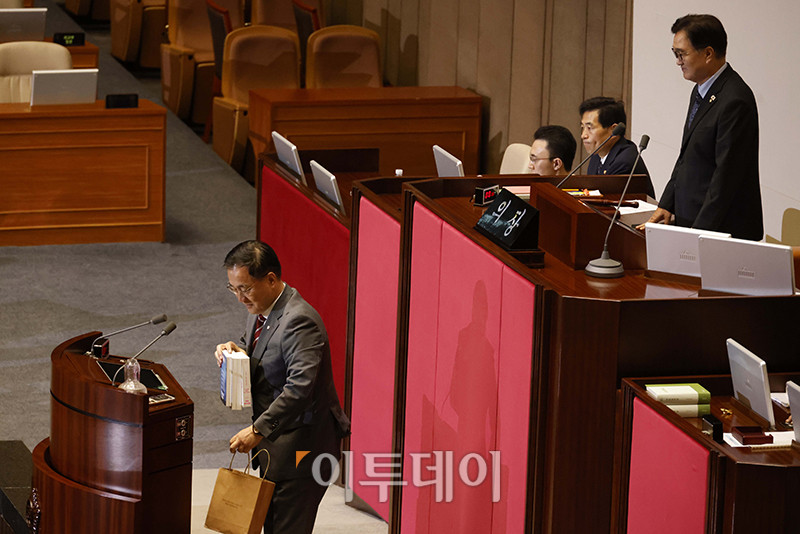 ▲21일 서울 여의도 국회에서 열린 본회의에서 한국교육방송공사법 일부개정법률안이 상정되자 최형두 국민의힘 의원이 무제한토론(필리버스터)을 시작하고 있다. 오른쪽은 우원식 국회의장. 고이란 기자 photoeran@