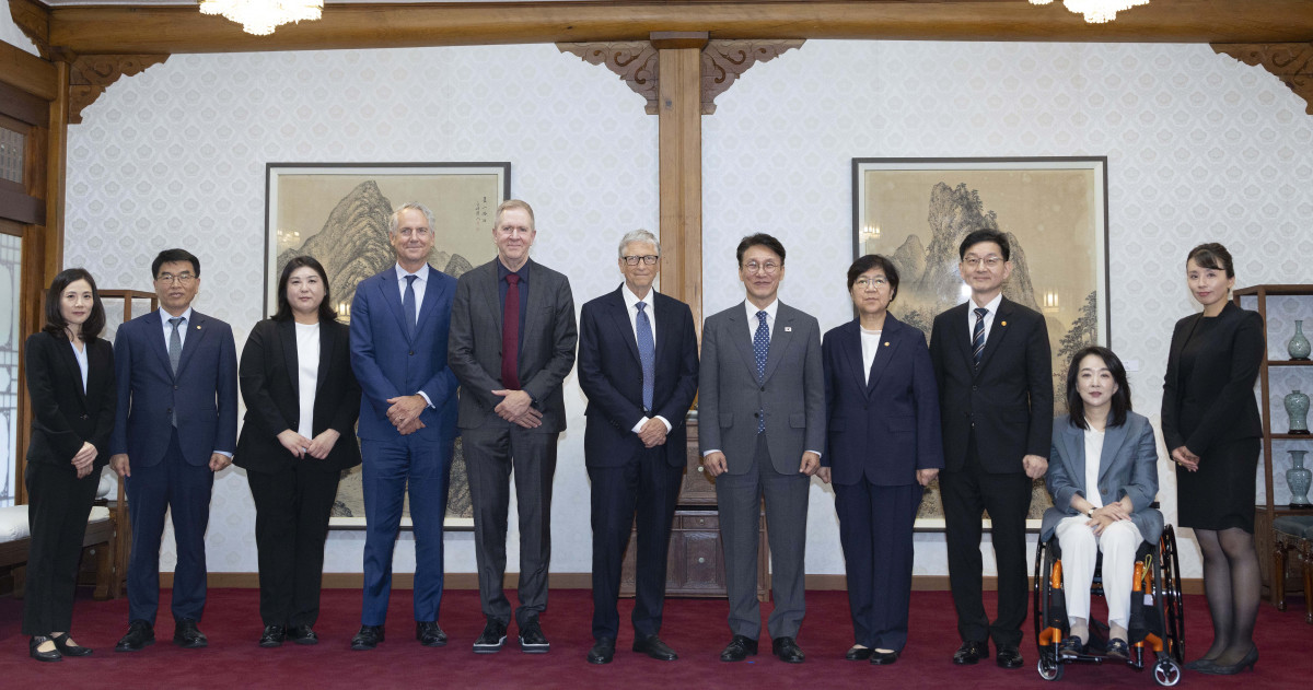 ▲김민석 국무총리와 빌 게이츠 게이츠재단 이사장 등 참석자들이 21일 서울 삼청동 총리공관에서 열린 오찬회담에 앞서 기념촬영을 하고 있다. 왼쪽부터 김진아 외교부2차관, 민기 총리 비서실장, 박수현 게이츠재단 한국총괄, 조 셀렐 유럽,중동, 동아시아 대외협력 총괄이사, 트레버 문델 글로벌 보건 부문 이사, 빌 게이츠 이사장, 김민석 총리, 정은경 보건복지부 장관, 윤창렬 국무조정실장, 최혜영 총리공보실장, 미호코 카시와쿠라 동아시아 총괄. 청사사진기자단