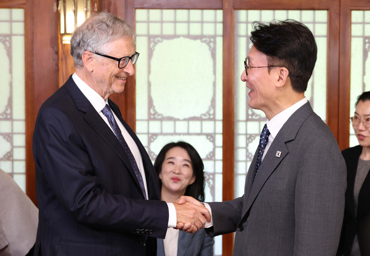 ▲김민석 국무총리와 빌 게이츠 게이츠재단 이사장이 21일 서울 삼청동 총리공관에서 열린 오찬회담에 앞서 악수를 하고 있다. 청사사진기자단