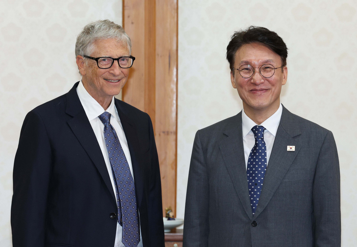 ▲김민석 국무총리와 빌 게이츠 게이츠재단 이사장이 21일 서울 삼청동 총리공관에서 열린 오찬회담에 앞서 기념촬영을 하고 있다. 청사사진기자단