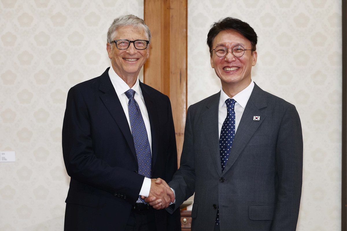 ▲김민석 국무총리와 빌 게이츠 게이츠재단 이사장이 21일 서울 삼청동 총리공관에서 열린 오찬회담에 앞서 기념촬영을 하고 있다. 청사사진기자단