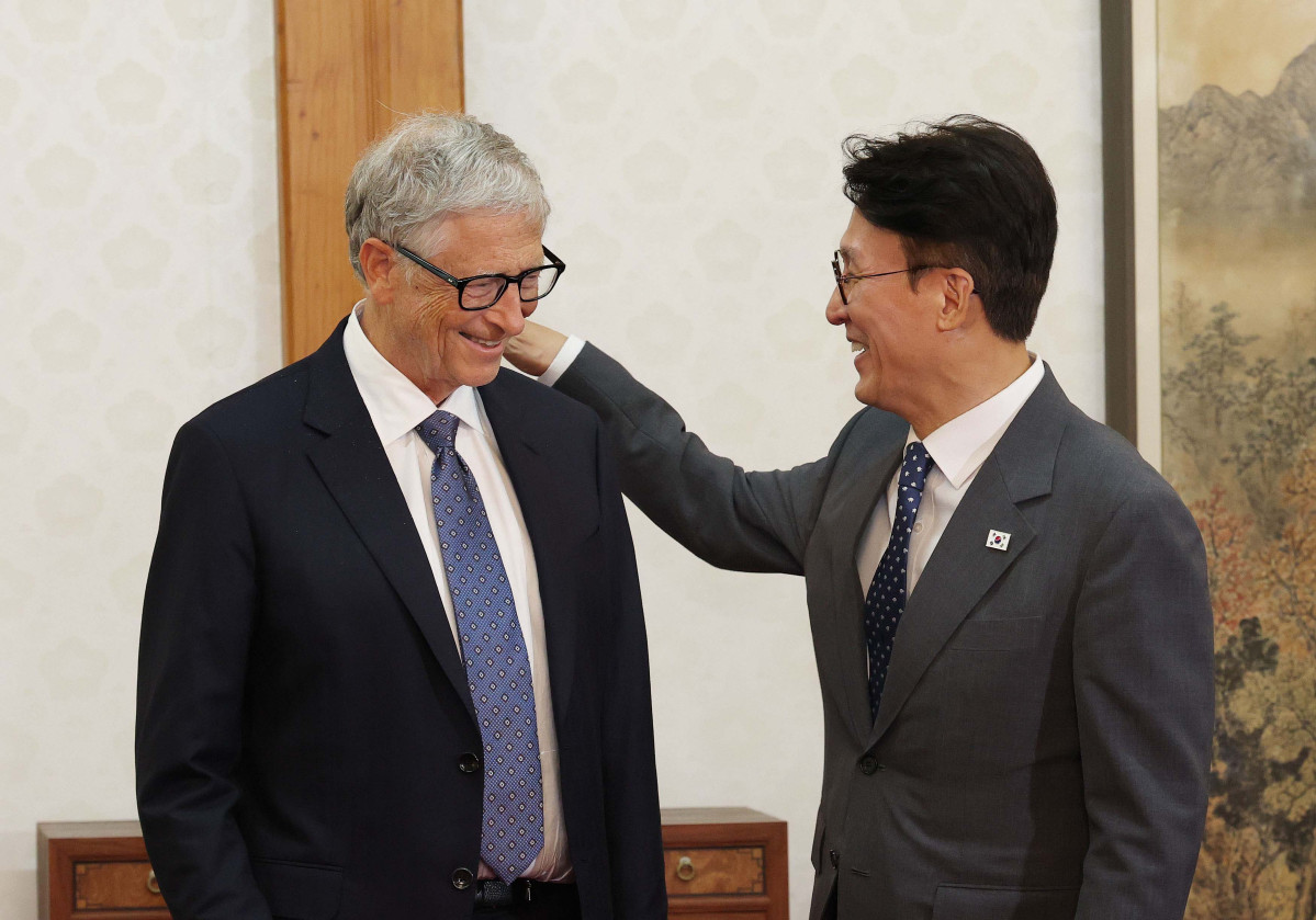 ▲김민석 국무총리가 21일 서울 삼청동 총리공관에서 열린 오찬회담에 앞서 빌 게이츠 게이츠재단 이사장의 옷 먼지를 털어내고 있다. 청사사진기자단