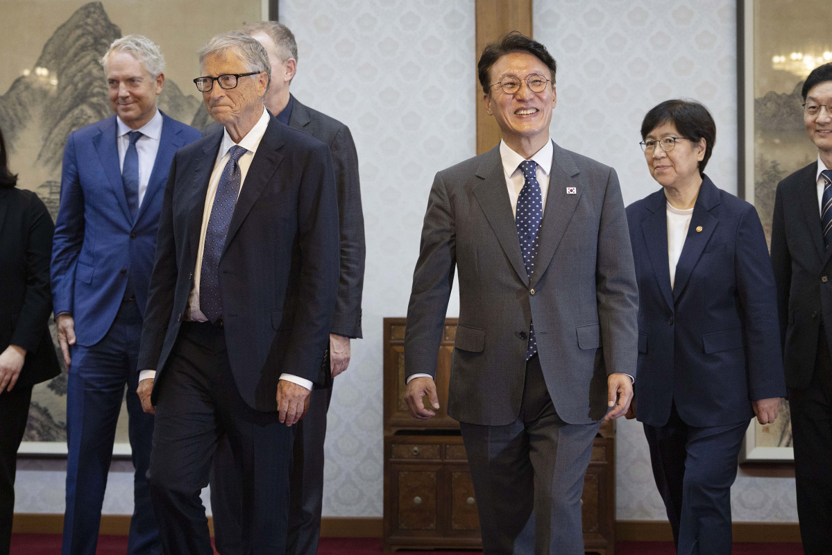 ▲김민석 국무총리와 빌 게이츠 게이츠재단 이사장이 21일 서울 삼청동 총리공관에서 열린 오찬회담에 참석, 기념촬영을 마치고 이동하고 있다. 청사사진기자단