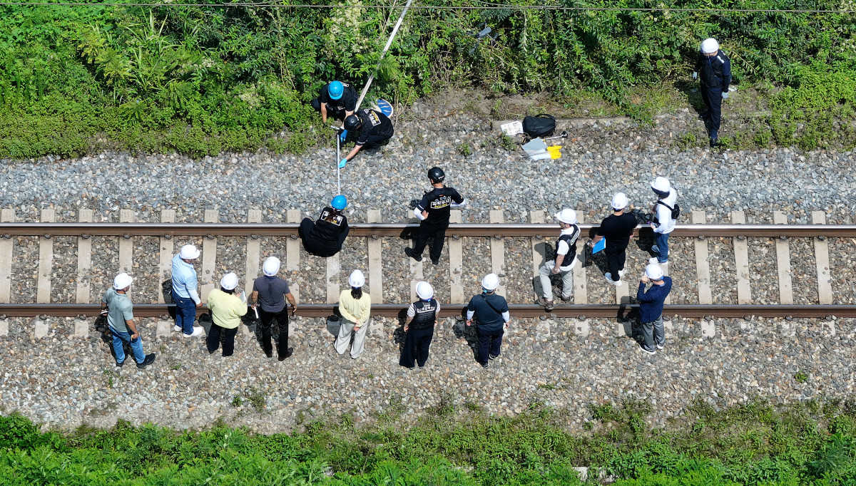 ▲20일 경북 청도군 화양읍 삼신리 청도소싸움 경기장 인근 경부선 철로에서 전날 발생한 열차 사고에 대한 유관기관 합동 감식이 진행되고 있다. (연합뉴스)