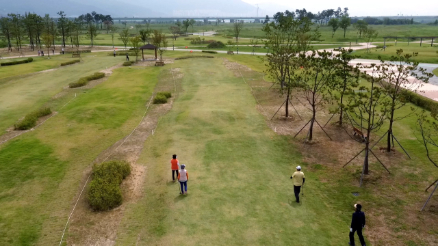 ▲황산공원 파크골프장에서 라운딩을 즐기고 있는 양산 시민들. 양산시 제공 (사진제공=양산시청 )