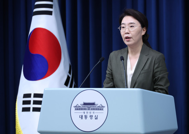 ▲강유정 대변인이 19일 용산 대통령실 기자회견장에서 이재명 대통령의 경제단체 및 기업인 간담회 관련 브리핑을 하고 있다.      (연합뉴스)