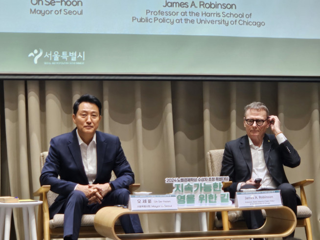 ▲오세훈(왼쪽) 서울시장과 제임스 로빈슨 시카고대 교수가 21일 서울시청에서 '지속가능한 번영을 위한 길' 대담을 진행 중이다.  (사진=정용욱 기자 dragon@)