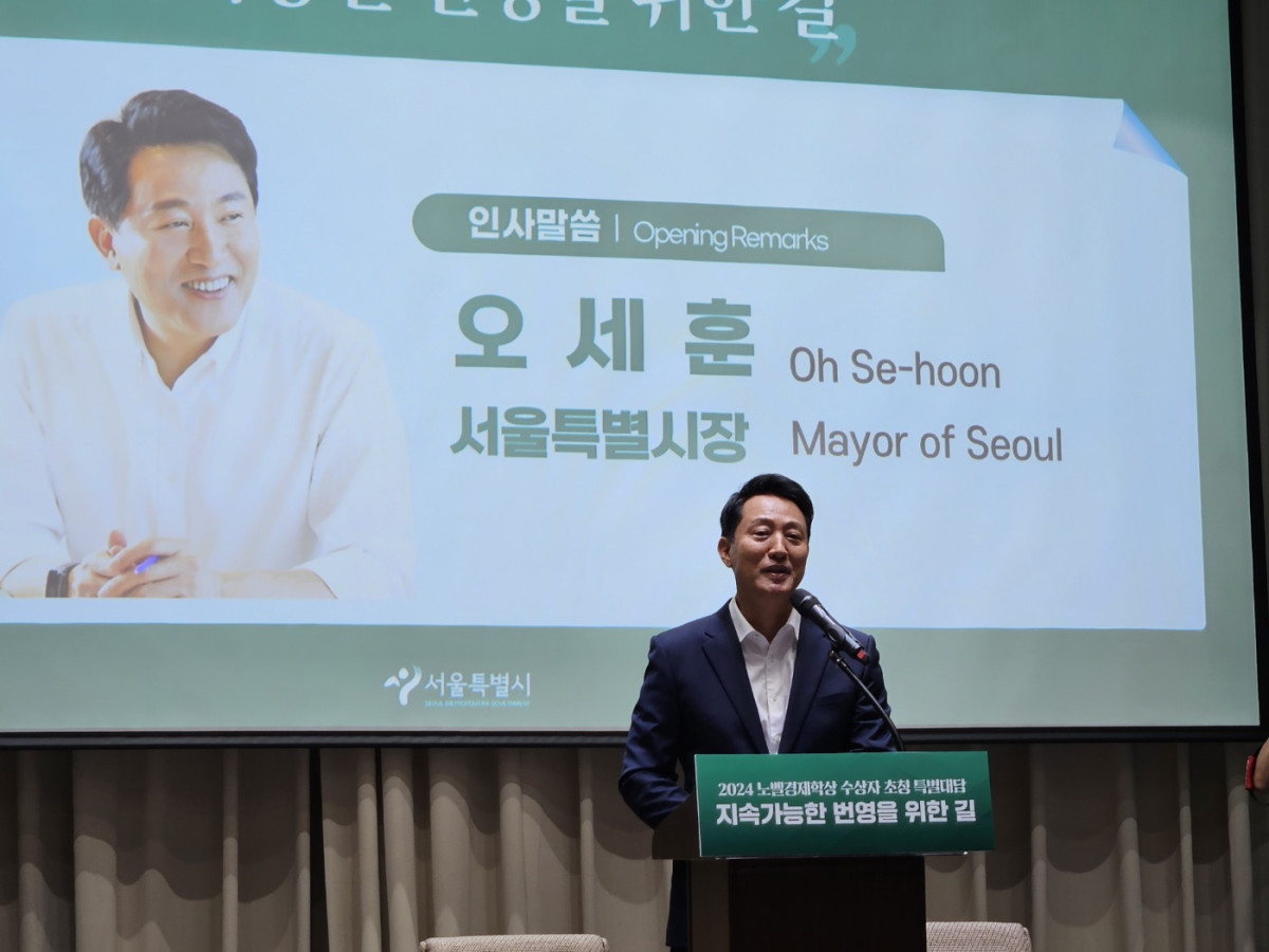 ▲오세훈(왼쪽) 서울시장이 21일 서울시청에서 열린 '지속가능한 번영을 위한 길' 대담에서 인삿말을 하고 있다. (사진=정용욱 기자 dragon@)