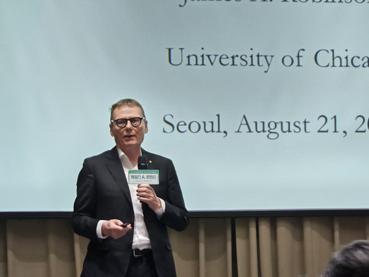 ▲제임스 로빈슨 시카고대 교수가 21일 서울시청에서 열린 '지속가능한 번영을 위한 길' 대담에 앞서 기조 강연을 하고 있다.  (사진=정용욱 기자 dragon@)