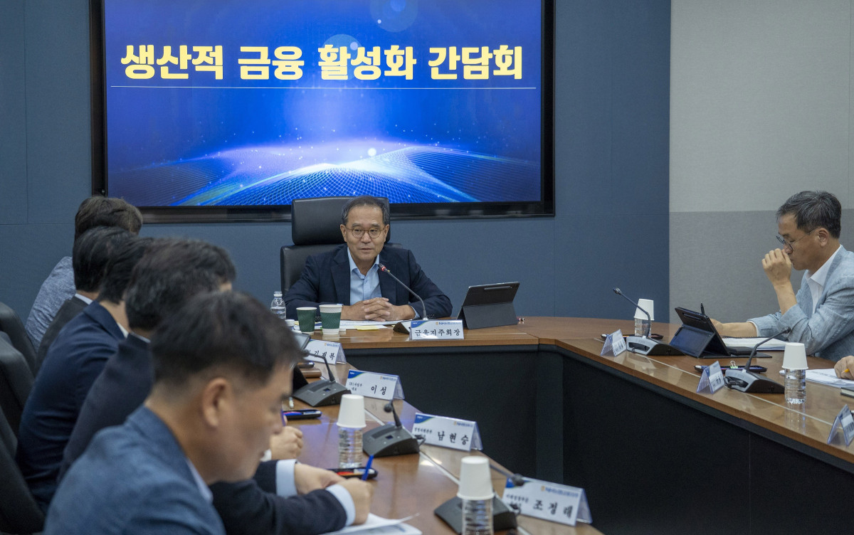 ▲이찬우 NH농협금융 회장이 계열사 임직원들과 함께 '생산적 금융 활성화 간담회'를 열고 있다. (사진제공=NH농협금융)