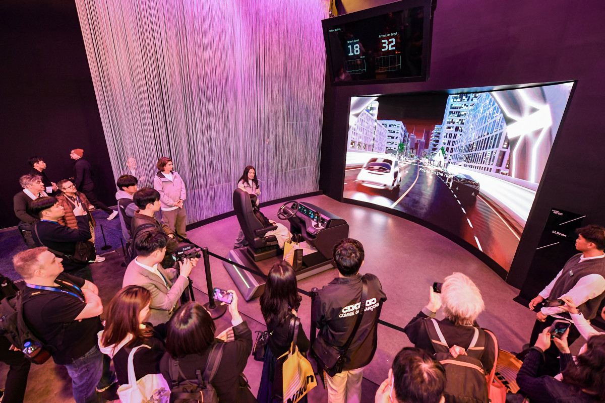 ▲현대모비스가 올해 초 열린 북미 CES에서 관란객들에게 디스플레이 신기술을 선보이고 있다. (사진=현대모비스)