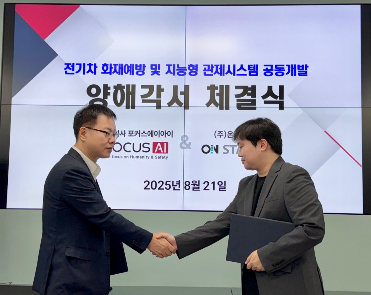 ▲21일 양해각서 체결식에서 김대중 포커스에이아이대표(왼쪽부터)와 서종관 온스테이션 대표가 악수하고 있다.  (사진제공=포커스에이아이)